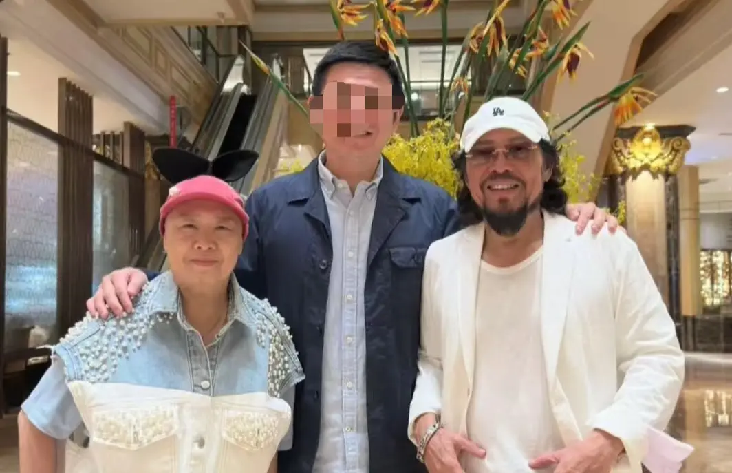 ▲張菲（右）與親姊恆述法師（左）到中國探親，親戚在小紅書上分享與兩人的合照，照片中恆述法師脫下袈裟，讓不少中國網友好奇難道恆述法師還俗了嗎？（圖／翻攝自小紅書）