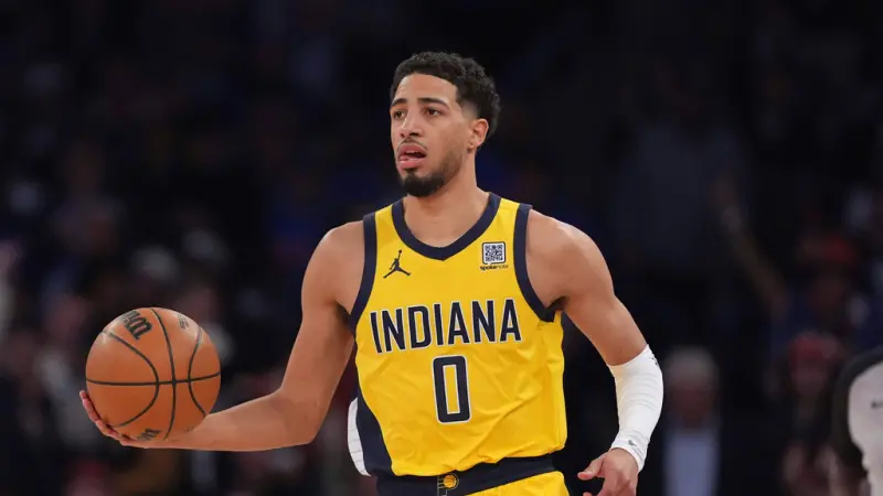 ▲印第安納溜馬當家主控Tyrese Haliburton繳出32分、12籃板、15助攻且0失誤的史詩級大三元紀錄，率領溜馬終場以130：121力退紐約尼克。這場勝利不僅讓溜馬站上歷史有利的一方，也讓球隊距離睽違25年的總冠軍賽舞台僅一步之遙。（圖／美聯社／達志影像）