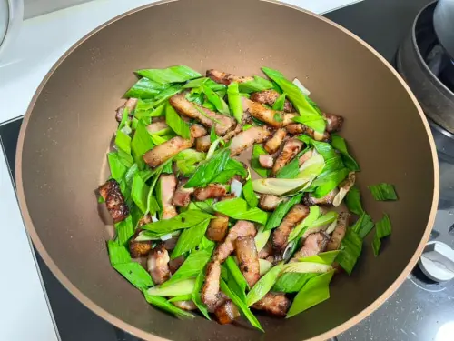 ▲網友曾分享好市多客家鹹豬肉延伸吃法,蒜炒鹹豬肉太美味。(圖/Costco好市多 商品經驗老實說臉書) ▲網友曾分享好市多客家鹹豬肉延伸吃法,蒜炒鹹豬肉太美味。(圖/Costco好市多 商品經驗老實說臉書)