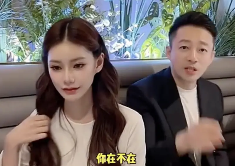 ▲汪小菲（右）和Mandy上周末才在北京補辦婚禮，近日他們出席餐廳開幕典禮，沒想到汪小菲不滿員工舉動發飆，而Mandy則是在一旁冷靜觀看，被許多網友稱讚「情商很高」。（圖／二狗視野微博）
