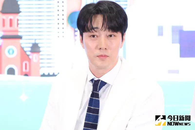 ▲蘇志燮婚後首度來台，47歲的他今日出席台北旅展活動，現場狀態極佳，更親切跟粉絲握手、比愛心，讓粉絲嗨翻直呼「不洗手了」。（圖／記者葉政勳攝）