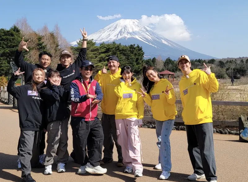 ▲《綜藝玩很大》前往日本，所有參與者在富士山前留下合照，其中彭小刀（左二）被嫌深陷股災、無心錄影，而陳漢典（右）以「圖及來賓」身分加入，被虧「缺乏班底的默契」。（圖／綜藝玩很大提供）