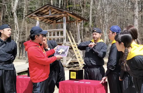 ▲眾星在忍者村內學習忍者的結印手勢，結果坤達（左一）被認為有「天生忍者體質」。（圖／綜藝玩很大提供）