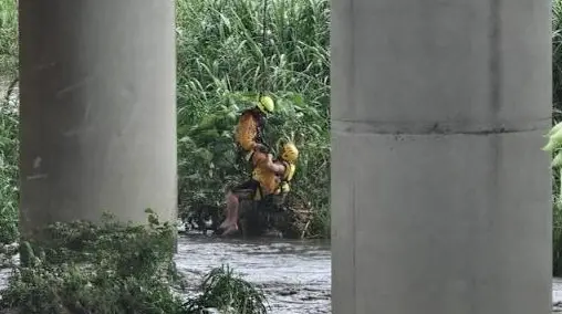 暴雨狂炸！台中烏溪釣客困沙洲 消防隊「空降救援」驚險瞬間曝