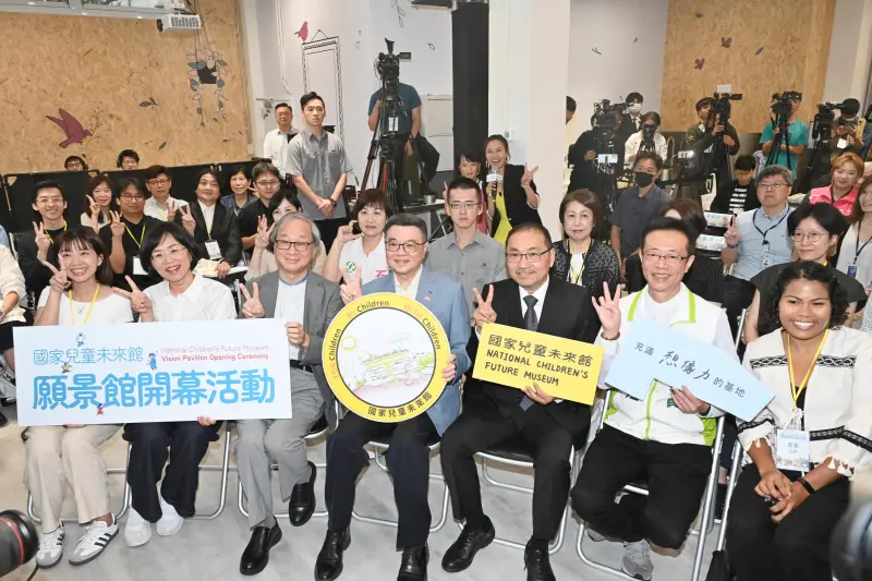 ▲新北市長侯友宜當面拜託行政院長卓榮泰多照顧甘苦人，但卻遭回應可用歲計賸餘支應。（圖／新北市府提供）