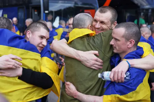 ▲烏克蘭與俄羅斯23日互換390名戰俘，烏克蘭士兵獲釋後激動相擁。（圖／美聯社／達志影像）