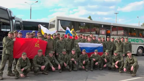 ▲烏克蘭與俄羅斯23日互相釋放390名戰俘，俄羅斯士兵獲釋後在白俄羅斯合影。（圖／美聯社／達志影像）