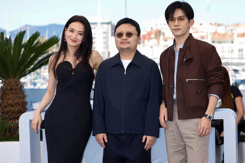 ▲《狂野時代》導演畢贛（中）與舒淇（左）、易烊千璽（右）在坎城影展上勇奪評審團特別獎，舒淇睽違10年再度於坎城影展獲獎，其中易烊千璽在片中一人分飾5角的演出，更是大獲好評，導演上台領獎時趙又廷則是忍不住感動落淚。（圖／美聯社／達志影像）
