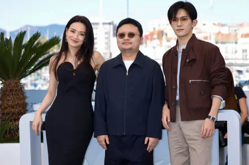▲《狂野時代》導演畢贛(中)在坎城獲獎的機會,比舒淇(左)、易烊千璽拿下演技獎項更被看好。(圖/美聯社/達志影像) ▲《狂野時代》導演畢贛(中)在坎城獲獎的機會,比舒淇(左)、易烊千璽拿下演技獎項更被看好。(圖/美聯社/達志影像)