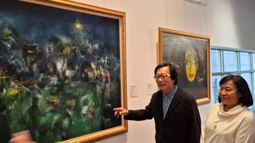 ▲新加坡國寶藝術家黃意會（左）解說作品。（圖／翻攝畫面）