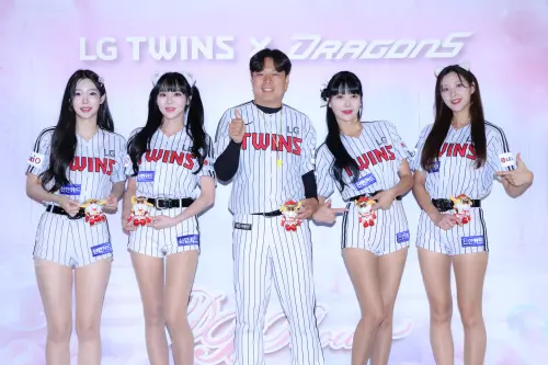 ▲LG雙子啦啦隊來台參與味全龍主題日，由左至右分別是桂裕眞、車榮玹、李侖承、元民柱、禹惠俊。（圖／味全龍提供）