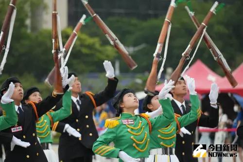 不畏風雨！國防部「愛國儀級棒」中等學校儀隊決賽　港明高中奪冠
