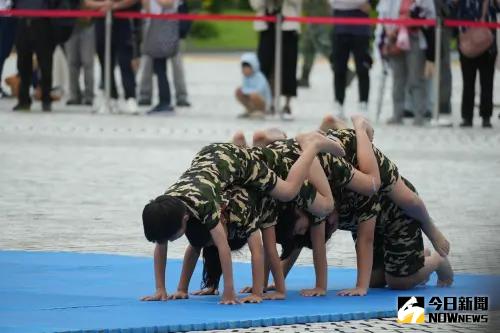 ▲國防部第8屆全國高級中等學校「愛國儀級棒」儀隊決賽，台中愛伯特幼兒園的幼童表演蛙人操。（圖／記者呂炯昌攝，2025.05.24）