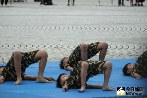 ▲國防部第8屆全國高級中等學校「愛國儀級棒」儀隊決賽，台中愛伯特幼兒園的幼童表演蛙人操。（圖／記者呂炯昌攝，2025.05.24）