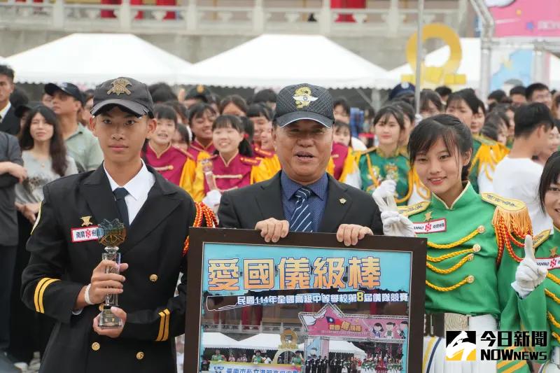 ▲國防部第8屆全國高級中等學校「愛國儀級棒」儀隊決賽,得獎隊伍由國防部副部長柏鴻輝親頒獎牌與冠軍錦旗。(圖/記者呂炯昌攝,2025,05,24)