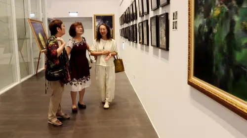 從新加坡到台灣 「八方藝術節」匯聚多國藝術能量 ▲「八方藝術節」自即日起為期三個月,主展區設於國美館多媒體講堂外走廊(圖/主辨單位提供2025.5.24)