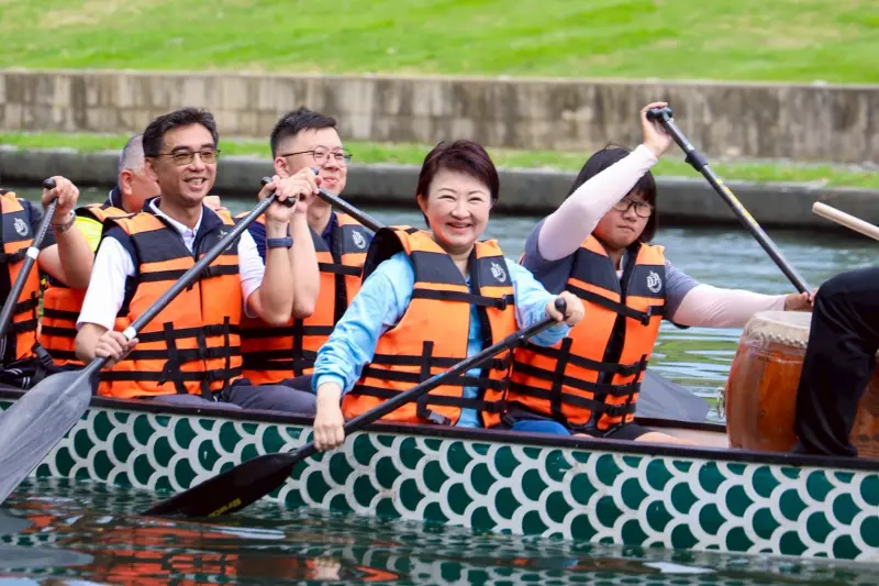 ▲市長盧秀燕親自披掛上陣，帶領市府一級機關首長一起划龍舟(圖／市政府提供2025.5.24)