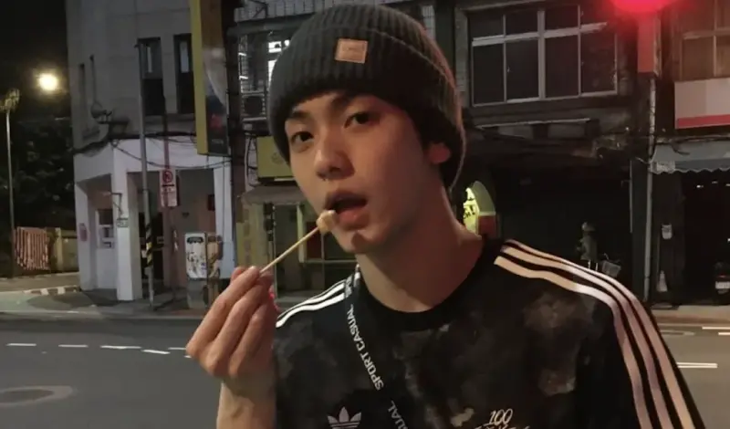 ▲TXT成員秀彬（如圖）日前和圈外好友來台灣旅遊，3天2夜的行程不僅吃了道地美食芒果冰、珍珠奶茶等，還在街頭拍下不少帥氣照片，讓許多粉絲看了直呼，「可以去踩點了！」（圖／秀彬 IG）