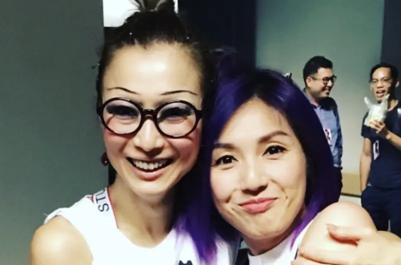 ▲鄭秀文（左）與楊千嬅曾是香港演藝界著名的死對頭，彼此不和傳了10多年，被形容「恩怨情仇比電話簿還厚」，楊千嬅曾在香港電影金像獎擊敗鄭秀文拿到影后，鄭秀文花了10年才終於扳回一城，坐上遲來的影后寶座。（圖／摘自IG）