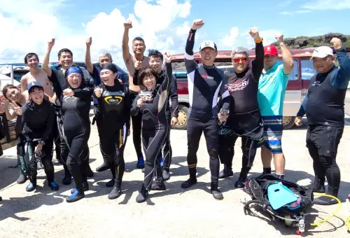 ▲海洋保育署署長陸曉筠(前排左2)率隊準備下海潛水淨海。(圖/海洋保育署提供) ▲海洋保育署署長陸曉筠(前排左2)率隊準備下海潛水淨海。(圖/海洋保育署提供)