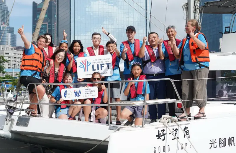 ▲海洋委員會攜小帆手完成蔚藍航行駛抵高雄港，行政院長卓榮泰到場迎接，期在地紮根走向國際。(圖／海洋委員會提供)