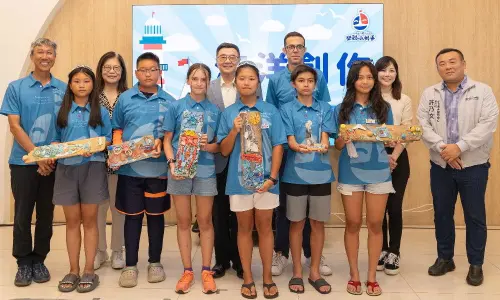 ▲海洋委員會攜小帆手完成蔚藍航行駛抵高雄港,行政院長卓榮泰到場迎接,並送紀念品。(圖/海洋委員會提供) ▲海洋委員會攜小帆手完成蔚藍航行駛抵高雄港,行政院長卓榮泰到場迎接,並送紀念品。(圖/海洋委員會提供)