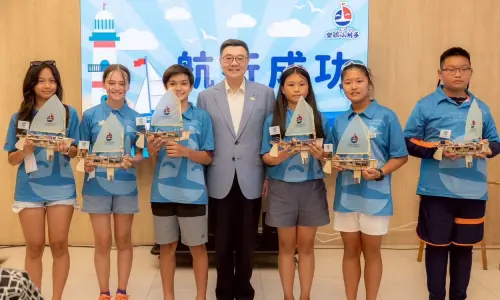 ▲海洋委員會攜小帆手完成蔚藍航行駛抵高雄港,行政院長卓榮泰到場迎接,並送紀念品。(圖/海洋委員會提供) ▲海洋委員會攜小帆手完成蔚藍航行駛抵高雄港,行政院長卓榮泰到場迎接,並送紀念品。(圖/海洋委員會提供)