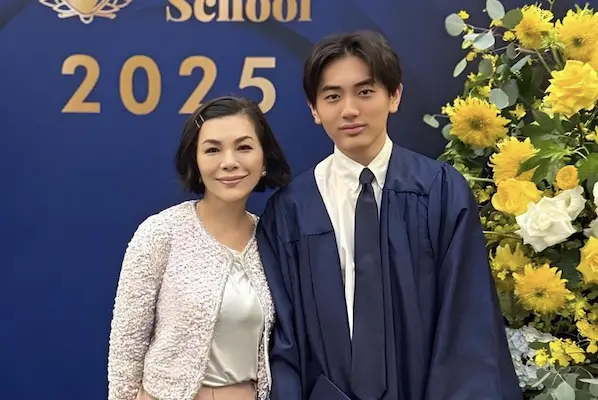 張清芳小兒子高中畢業了！母子3人合體 2兄弟高顏值被誇：像王子