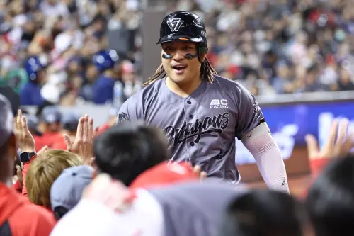 ▲味全龍重砲吉力吉撈・鞏冠單月扛出8支全壘打,包含上半季最後一戰也開轟,順利奪下單月打者MVP獎。(圖/味全龍提供) ▲味全龍重砲吉力吉撈・鞏冠單月扛出8支全壘打,包含上半季最後一戰也開轟,順利奪下單月打者MVP獎。(圖/味全龍提供)