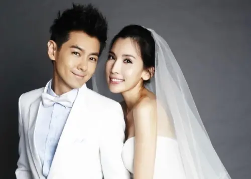 ▲林志穎（左）30歲時遇見陳若儀（右），兩人在2004年車展相識並一見鍾情，經過波折追求後終成眷屬，結婚生子，成為他人生重要轉捩點。（圖／取自微博）