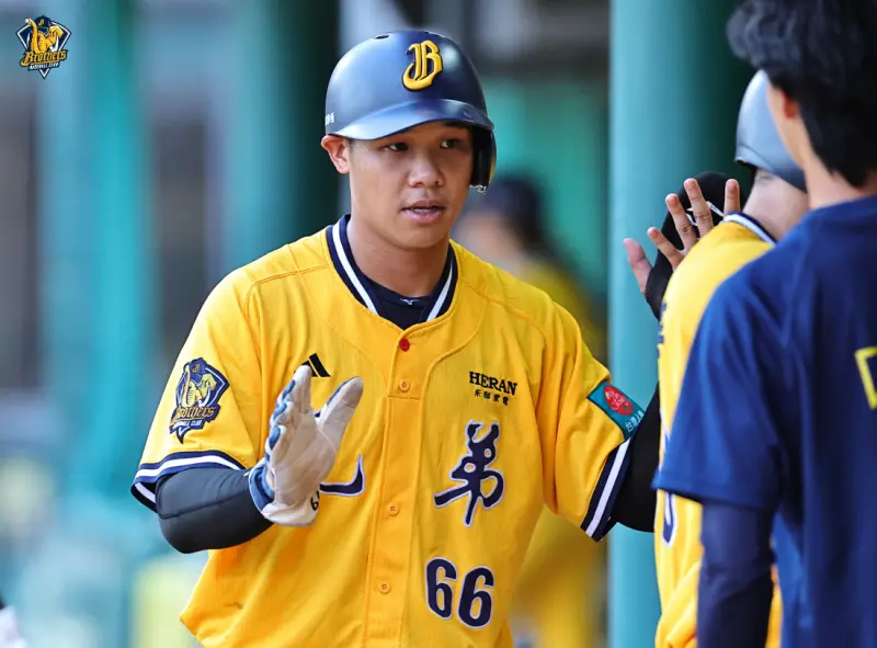 ▲黃韋盛今（1）日貢獻本季第2次4安鐵支超狂成績，另添2打點、2得分，率隊逆轉樂天桃猿取勝，賽後他談到與總教練平野惠一諸多互動，認為平野時而嚴厲、時而灌雞湯，很感謝平野對他的期待。（圖／中信兄弟提供）