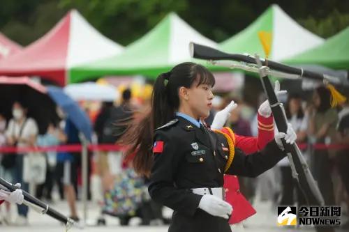 ▲國防部第8屆全國高級中等學校「愛國儀級棒」儀隊決賽，在國家兩廳院藝文廣場舉行。（圖／記者呂炯昌攝，2025.05.24）