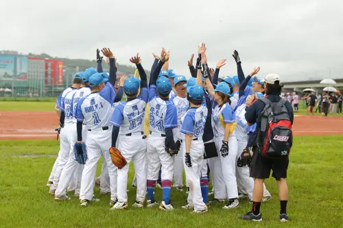 ▲ 雙北局處一起享受這場比賽 用壘球交朋友。（圖／新北市體育局提供）