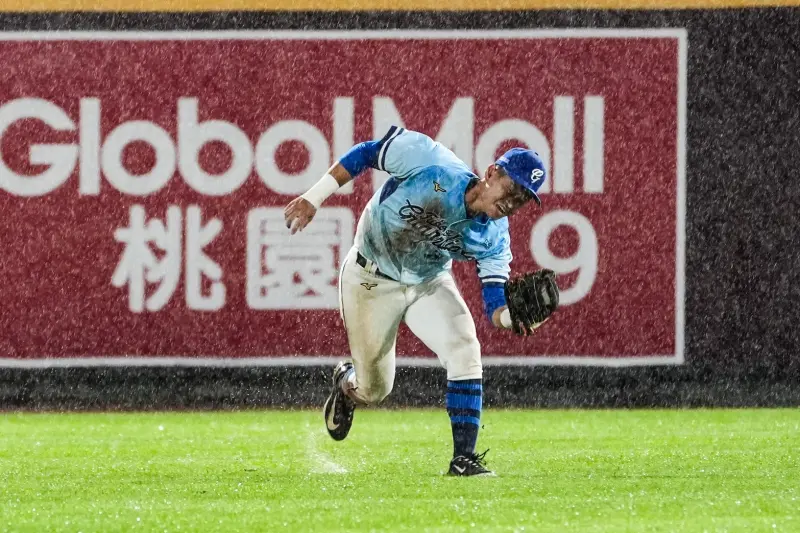 ▲富邦悍將此役不敵大雨，經過2小時的等待，聯盟宣布裁定比賽，悍將最終0：1敗給樂天桃猿。（圖／富邦悍將提供）