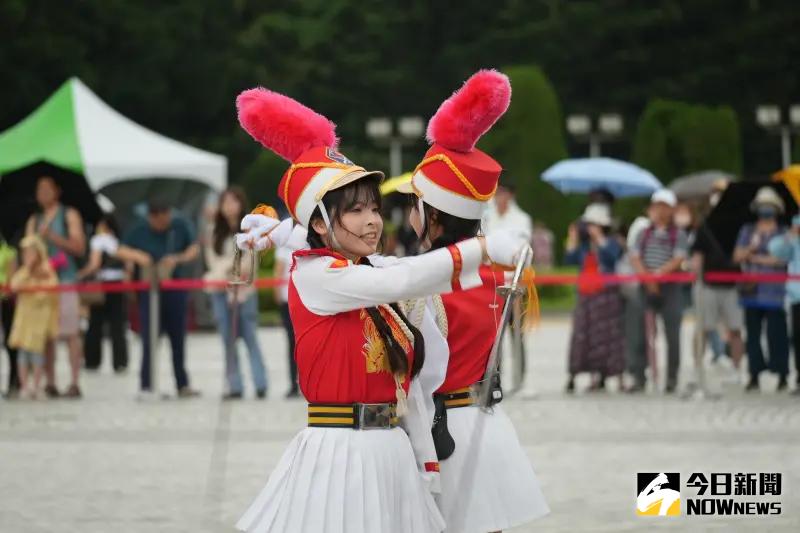 圖輯／雨中較勁！國防部「愛國儀級棒」中等學校儀隊決賽