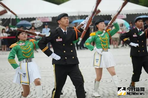 ▲國防部第8屆全國高級中等學校「愛國儀級棒」儀隊決賽，在國家兩廳院藝文廣場舉行。（圖／記者呂炯昌攝，2025.05.24）