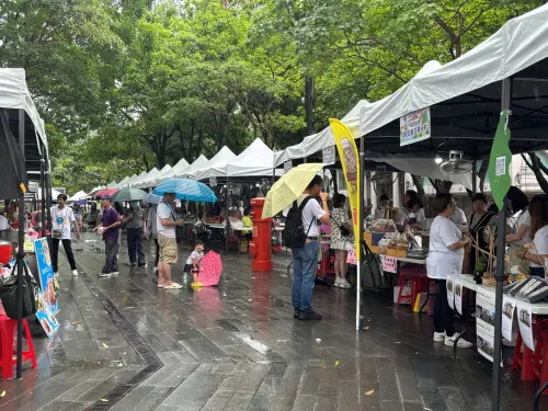全台最潮農村派對 台中水保樂園草悟道嗨翻天 ▲五月瘋藍莓,台中水保樂園今天在草悟道登場,儘管天候不佳,民眾熱情不減。(圖/記者金武鳳攝,2025.5.24)