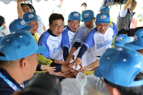 ▲賽前新北市隊一起呼口號提振士氣