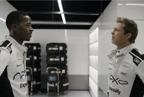 ▲布萊德彼特(右)在《F1電影》碰上自命不凡、不聽勸導的驕傲新秀,需要彼此磨合。(圖/華納兄弟提供) ▲布萊德彼特(右)在《F1電影》碰上自命不凡、不聽勸導的驕傲新秀,需要彼此磨合。(圖/華納兄弟提供)