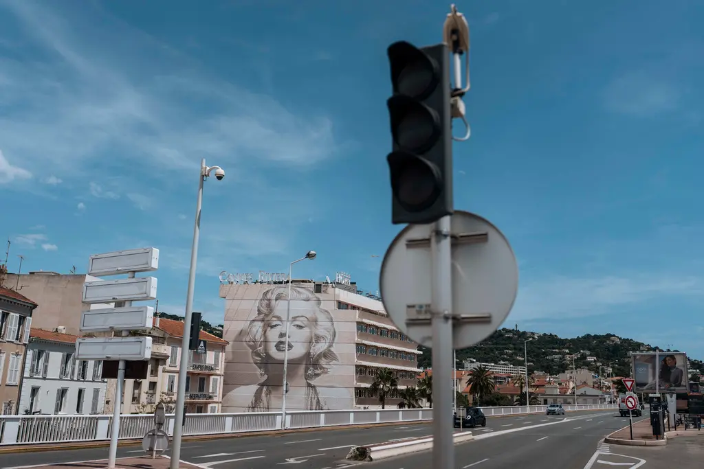 ▲法國南部24日發生大規模停電，包括坎城在內的地區受到影響。圖為交通號誌因沒電而熄滅。（圖／美聯社／達志影像）