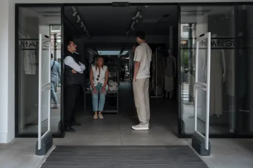 ▲法國南部24日發生大規模停電，今天最後一天的坎城影展放映也短暫受影響。圖為坎城商家店內一片漆黑。（圖／美聯社／達志影像）