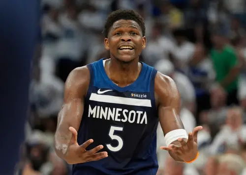 ▲主場背水一戰的明尼蘇達灰狼打出絕望感，首節展現窒息攻防強度，竟然一路壓著例行賽取得68勝的奧克拉荷馬雷霆打，以34：14拉開20分領先，當家球星Anthony Edwards單節就已經砍下16分。（圖／美聯社／達志影像）