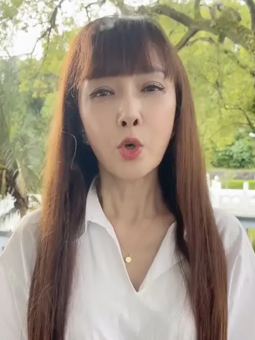 ▲胡文英身穿一身白衣發影片道歉，挨批「在唸稿」。（圖／翻攝自胡文英臉書）