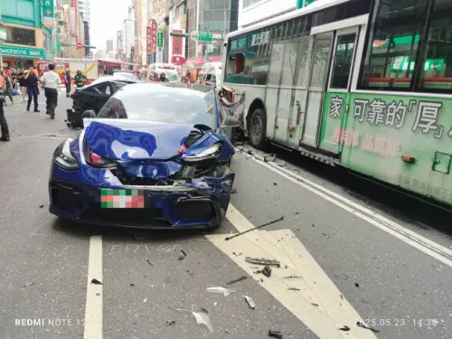 ▲ 23日北市發生一起汽車暴衝事故，波及數量車輛，其中一名靠開Uber維生的單親爸爸李先生，他的藍色特斯拉遭前後夾擊，整輛車淪為廢鐵。（圖／翻攝畫面）