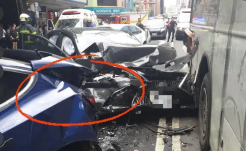 78歲老董撞爛「223萬特斯拉」　單親爸控：肇事者家屬失聯.掛電話
