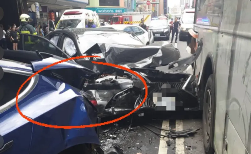 ▲ 23日北市發生一起汽車暴衝事故，波及數量車輛，其中一名靠開Uber維生的單親爸爸李先生，他的藍色特斯拉遭前後夾擊，整輛車淪為廢鐵。（圖／翻攝畫面）