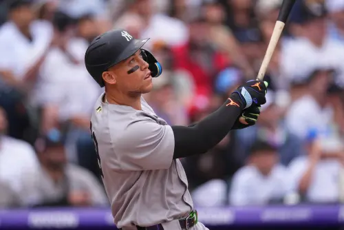 紐約洋基明星強打「法官」賈吉(Aaron Judge)的數據仍令人驚艷。他今(25)日在洋基以13:1打爆科羅拉多洛磯隊的比賽中,轟出本季第18號全壘打,重返大聯盟全壘打王。這位身高6呎7吋的重砲手,迄今打擊率高達3成95,已擊出18支全壘打與46分打點 ▲洋基若想重返分區龍頭,賴以Aaron Judge火力與Max Fried王牌身手支撐,一打一投成下半季最大關鍵。(圖/美聯社/達志影像)