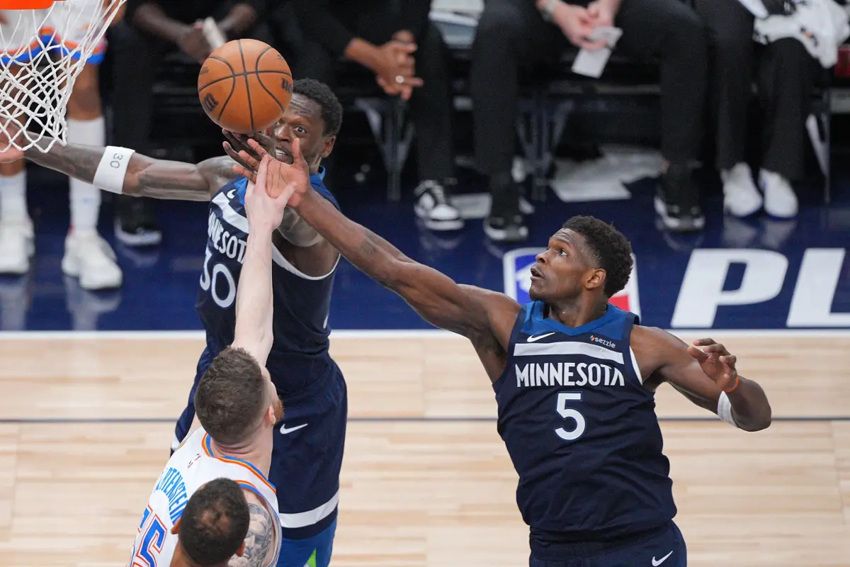 ▲NBA西區決賽G3，雷霆雖帶著2:0優勢作客，卻遭灰狼AnthonyEdwards狂轟30分，最終以101:143慘敗42分，SGA賽前「別太舒服」的警告不幸一語成讖，雷霆慘遭震撼教育。（圖／路透／達志影像）