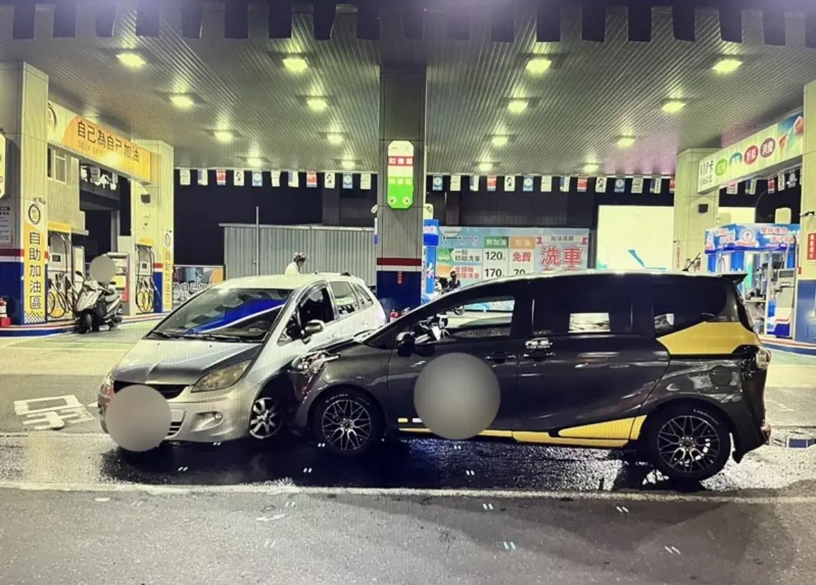 ▲ 臺南又爆一起暴衝事件！疑似因為洗車糾紛，一名68歲邱姓男子開車撞後方車輛，把另一名徐姓男子的轎車保險桿撞壞。（圖／翻攝畫面）