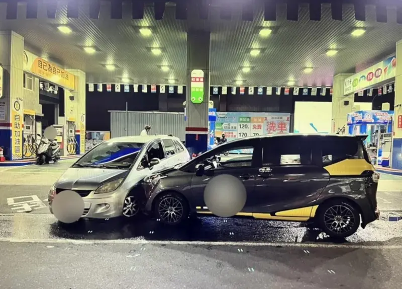 ▲ 臺南又爆一起暴衝事件！疑似因為洗車糾紛，一名68歲邱姓男子開車撞後方車輛，把另一名徐姓男子的轎車保險桿撞壞。（圖／翻攝畫面）